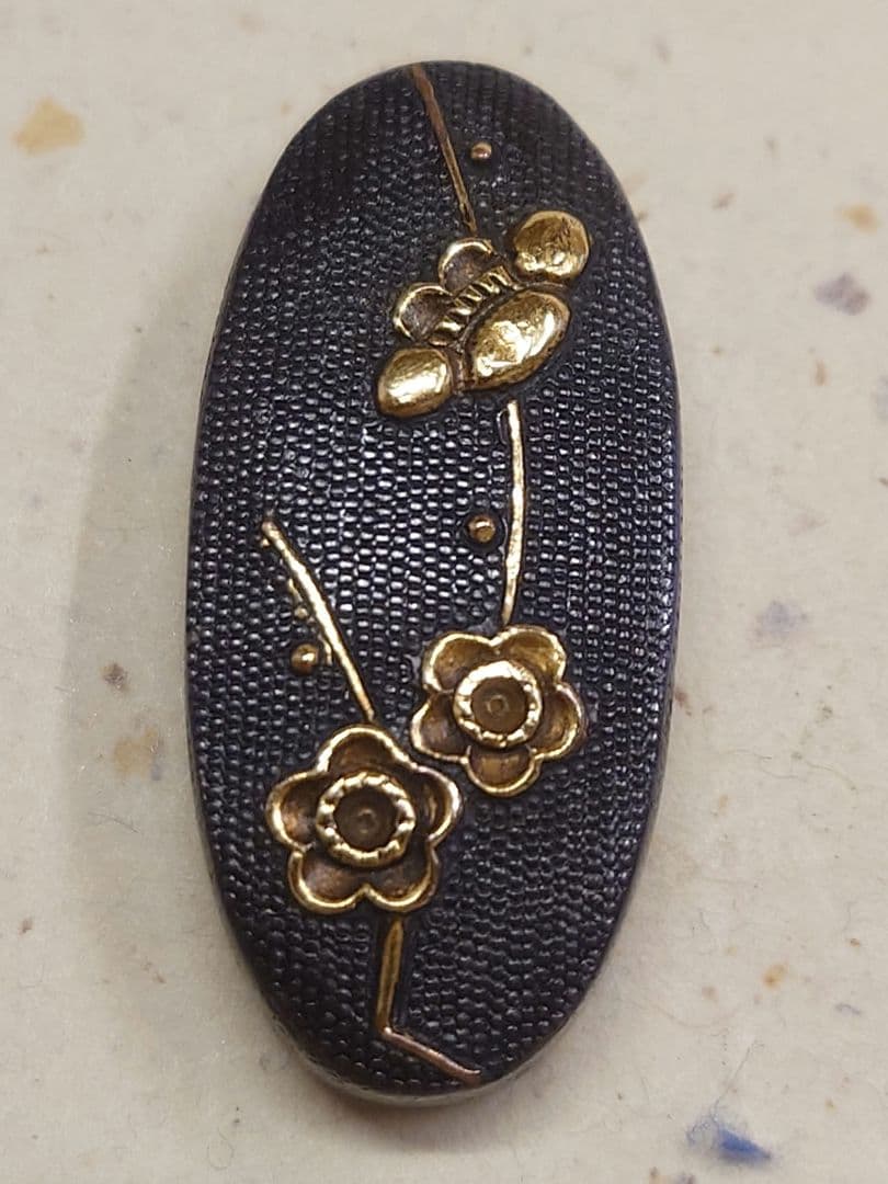 縁頭、赤銅魚子地に梅華図