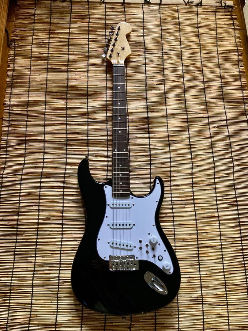 ☆再値下断行☆　ノーブランド　軽量、ネック太め、新機能満載のST