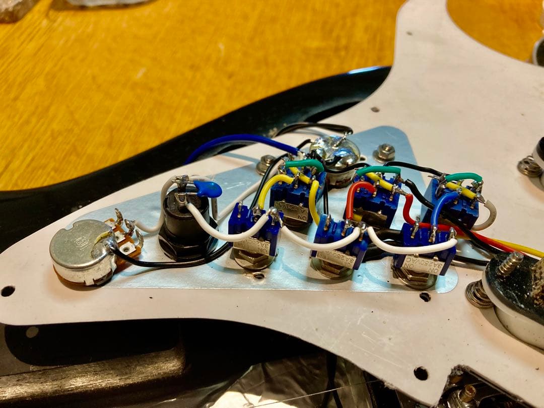 ☆再値下断行☆　ノーブランド　軽量、ネック太め、新機能満載のST