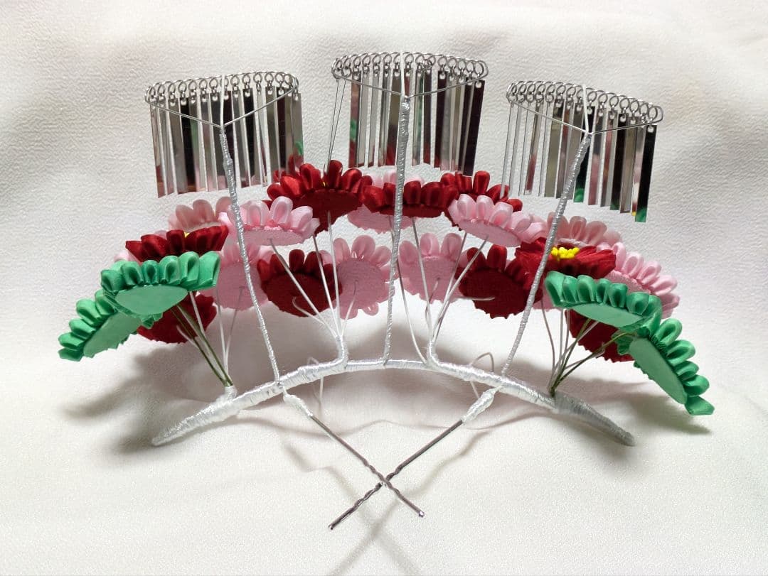 正絹羽二重　つまみ細工　赤とピンク色の雛菊のかんざし　卒業式　簪　髪飾り