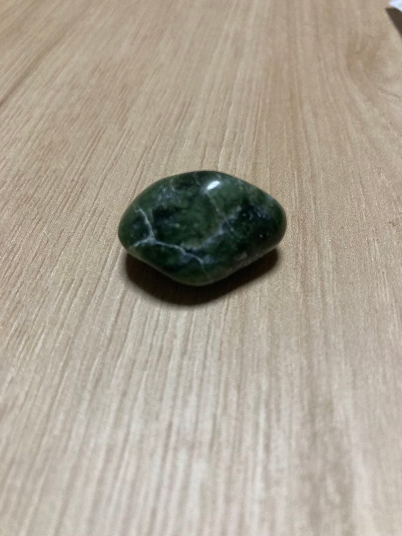 【極上の手触り】糸魚川翡翠 原石 6.8g ツルツル 透過あり お守り 石肌美