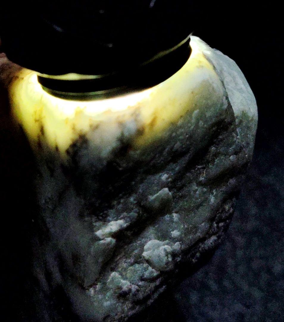 ★翡翠原石★青海川・硬玉【川ズレ・カット677ｇ】