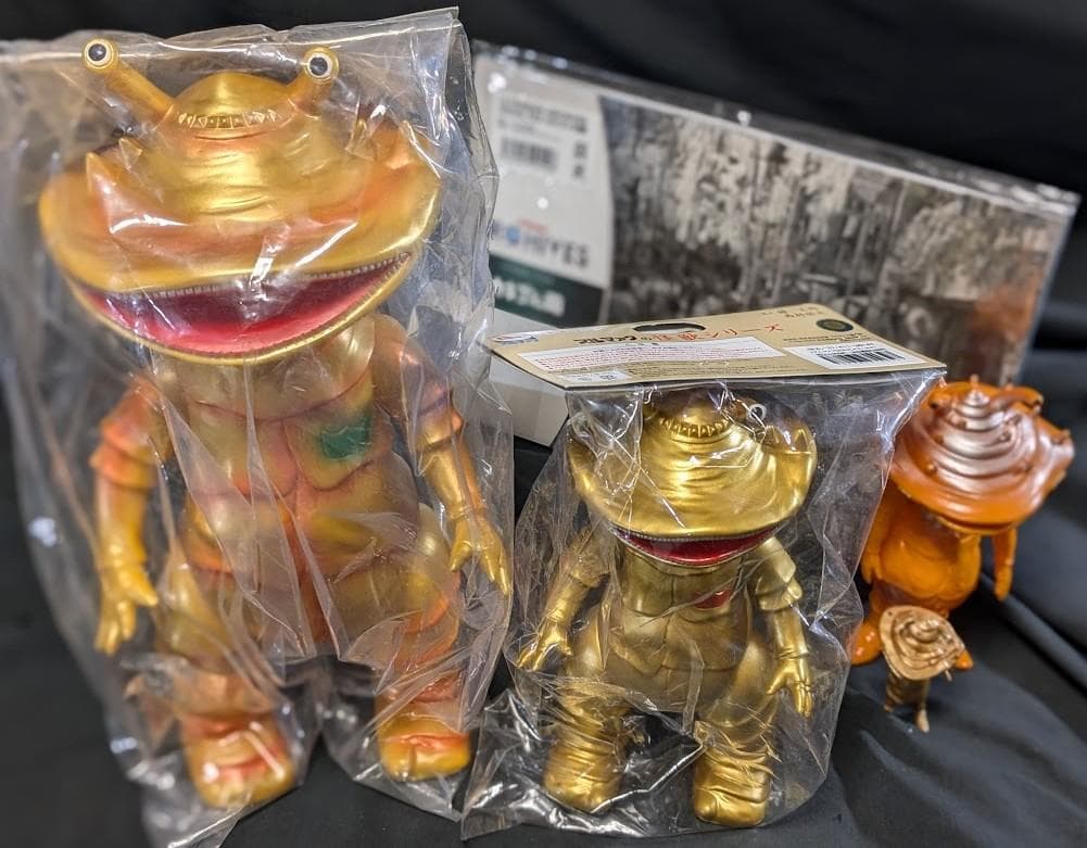 ジャイアントカネゴン＆ゴールド（ブルマァク復刻）未開封ソフビ他＋ビジュアル書籍