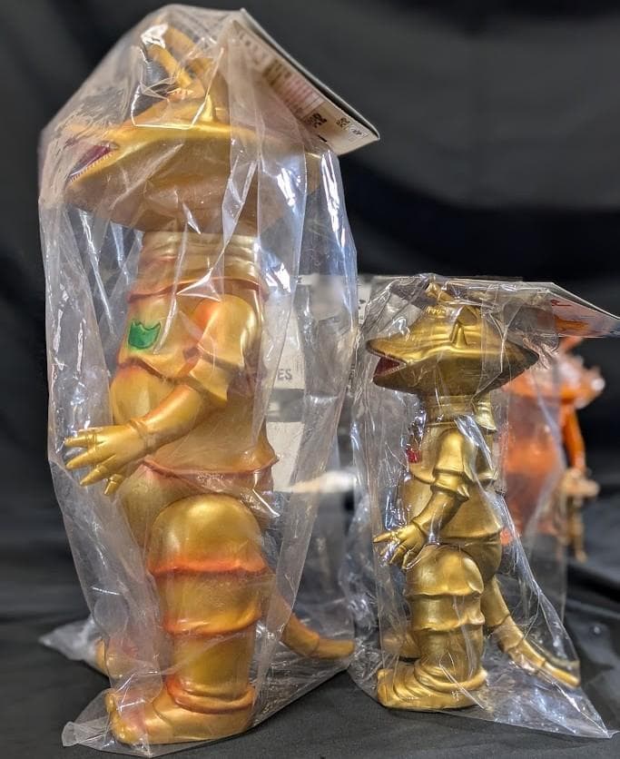 ジャイアントカネゴン＆ゴールド（ブルマァク復刻）未開封ソフビ他＋ビジュアル書籍