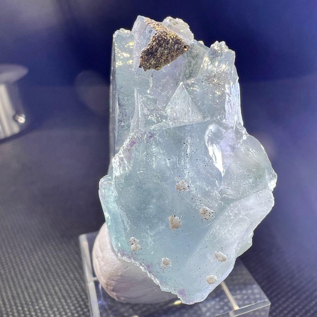 ヤオガンシャン産　パイライト、ドロマイト共生ライトブルーフローライト