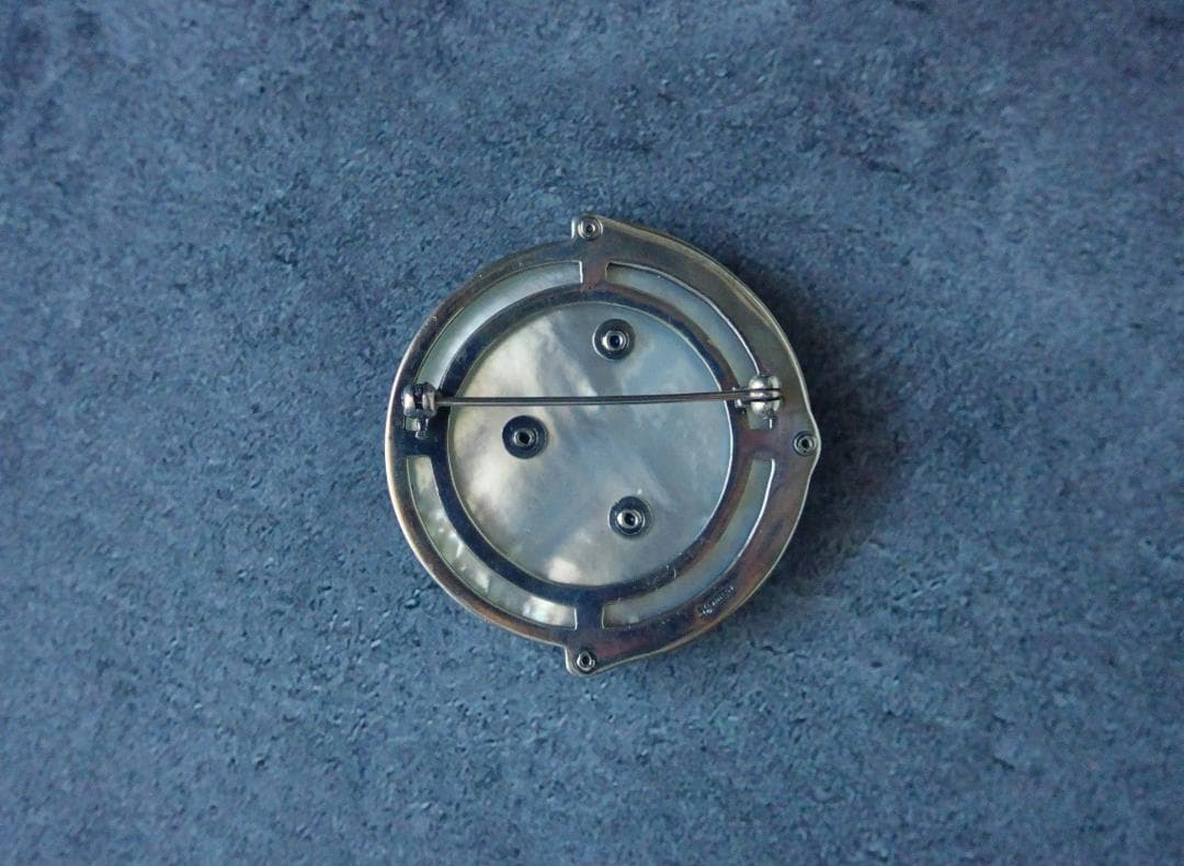 アメリカンヴィンテージ マザーオブパール エメラルドの瞳を持つ月 ブローチ 希少