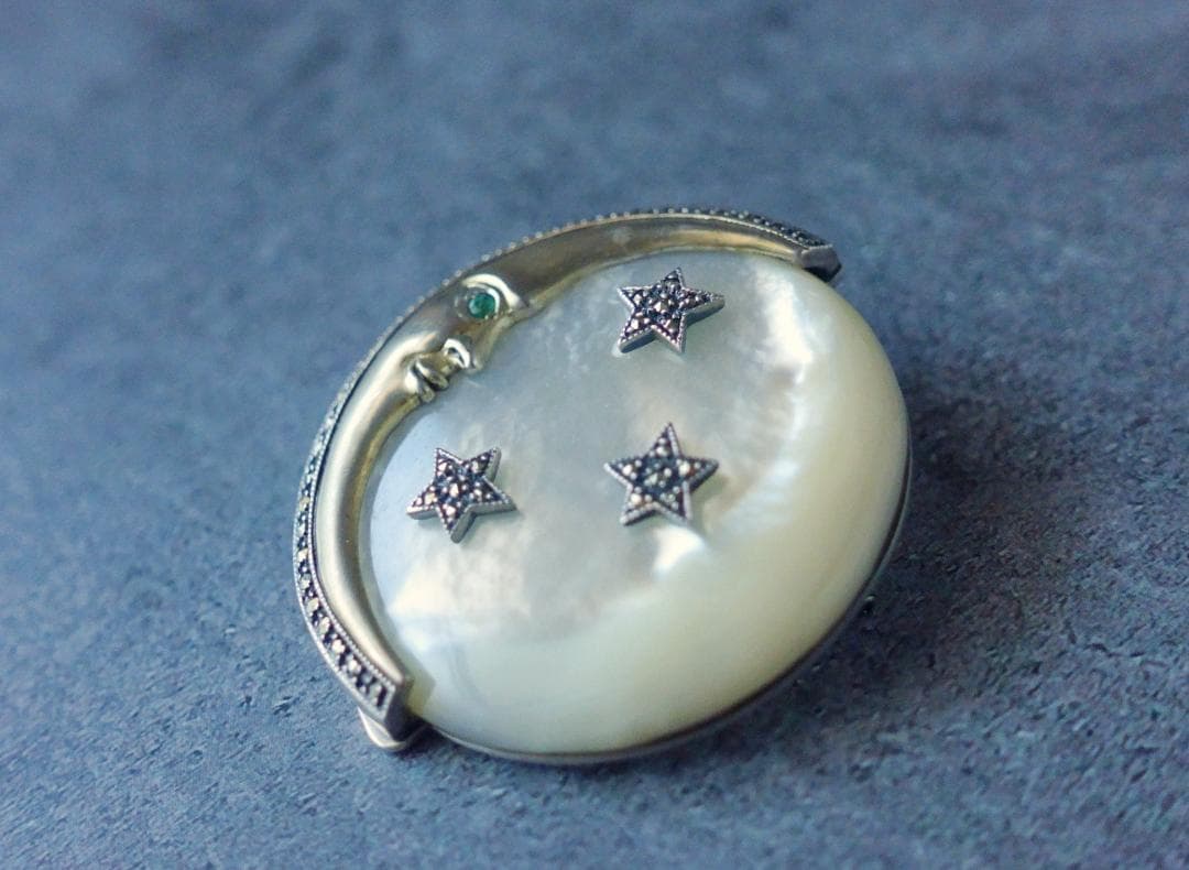 アメリカンヴィンテージ マザーオブパール エメラルドの瞳を持つ月 ブローチ 希少