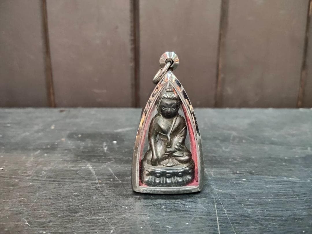 タイのお守り　プラ・クリング像　ワットスタット寺院