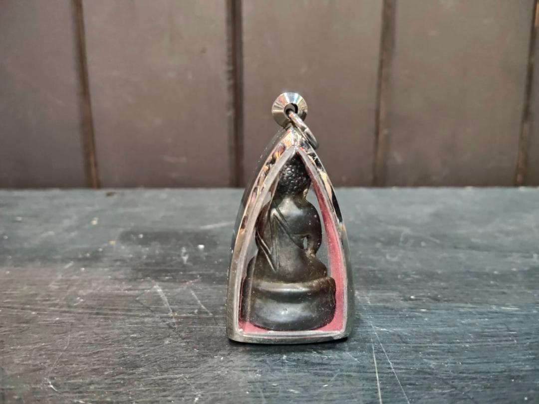 タイのお守り　プラ・クリング像　ワットスタット寺院