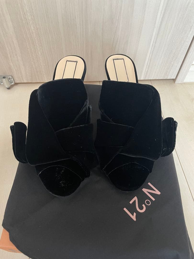 【新品】ヌメロヴェントゥーノ　no21ブラックベルベットクロスストラップミュール