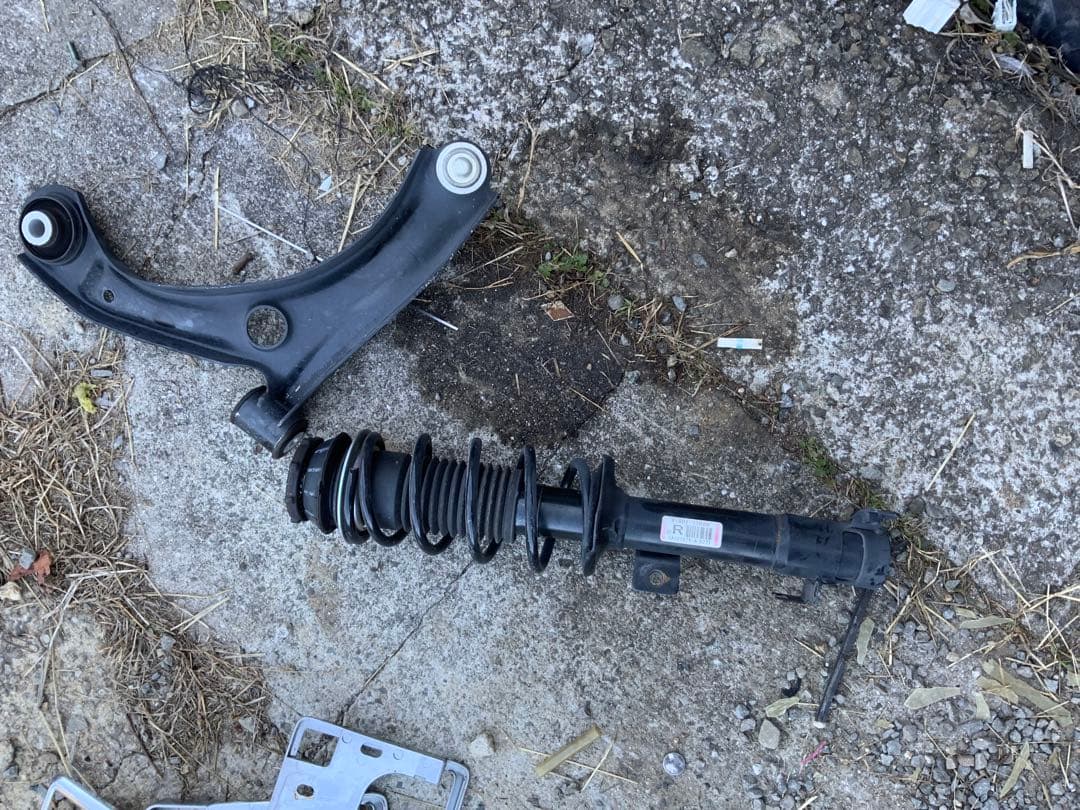 ロアアーム一緒かどうかわかりません　スペーシア　5AA-MK53S　右