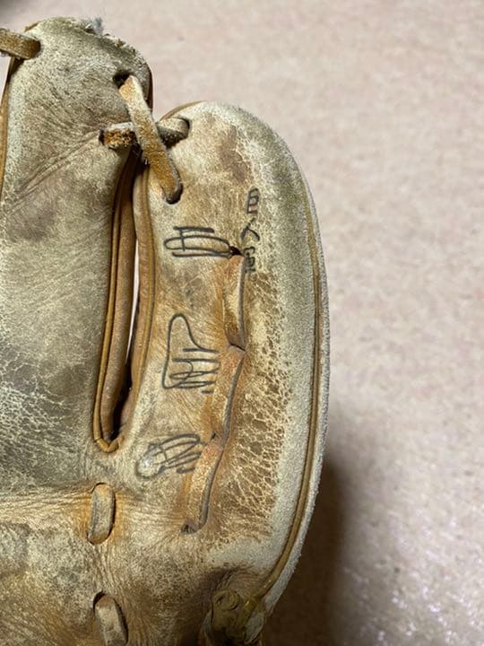 巨人軍王貞治選手サイン（刻印）入り子供用グラブ