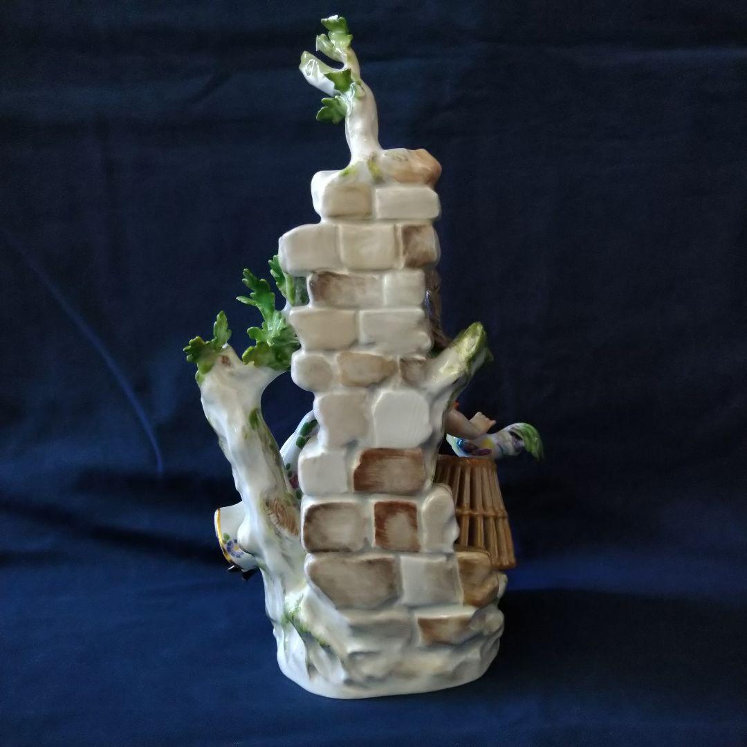 ✤マイセン(Meissen)フィギュリン✤『大きな籠のそばで座る女性』