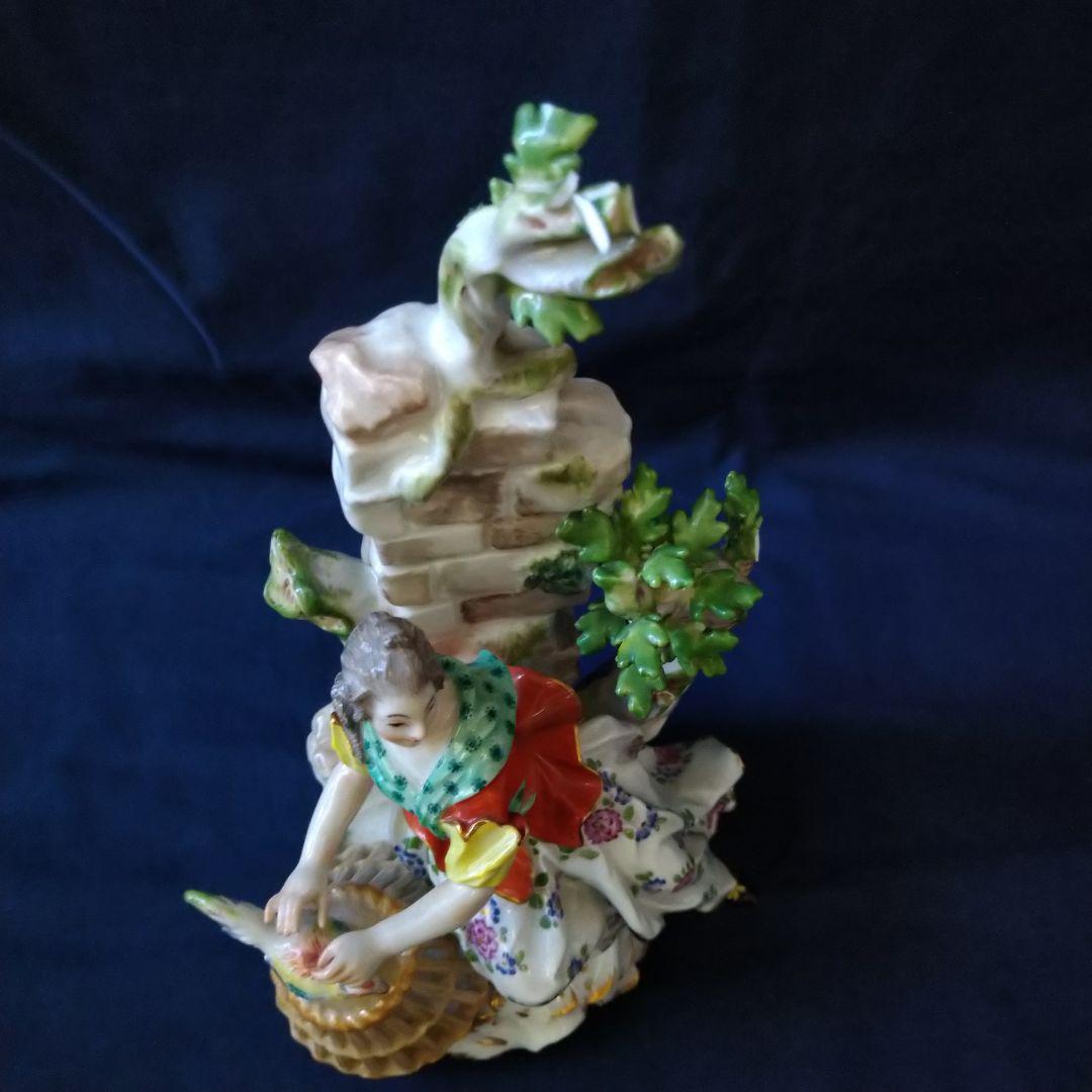 ✤マイセン(Meissen)フィギュリン✤『大きな籠のそばで座る女性』