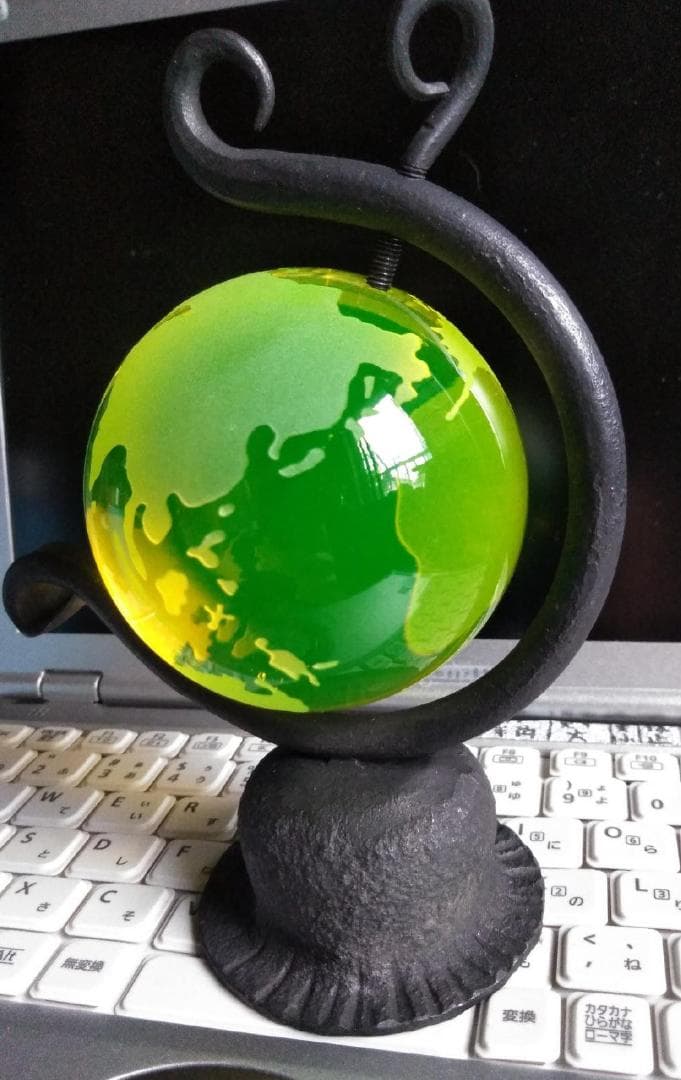 チェコ製のウランガラス地球儀