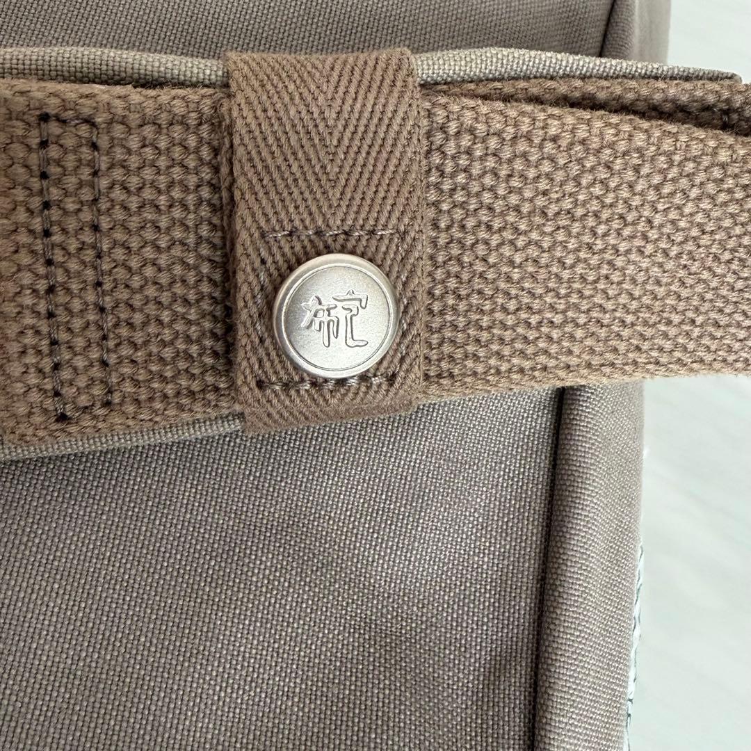 一澤信三郎帆布　ショルダーバッグ　ワンショルダー　グレー　A4対応　ファスナー