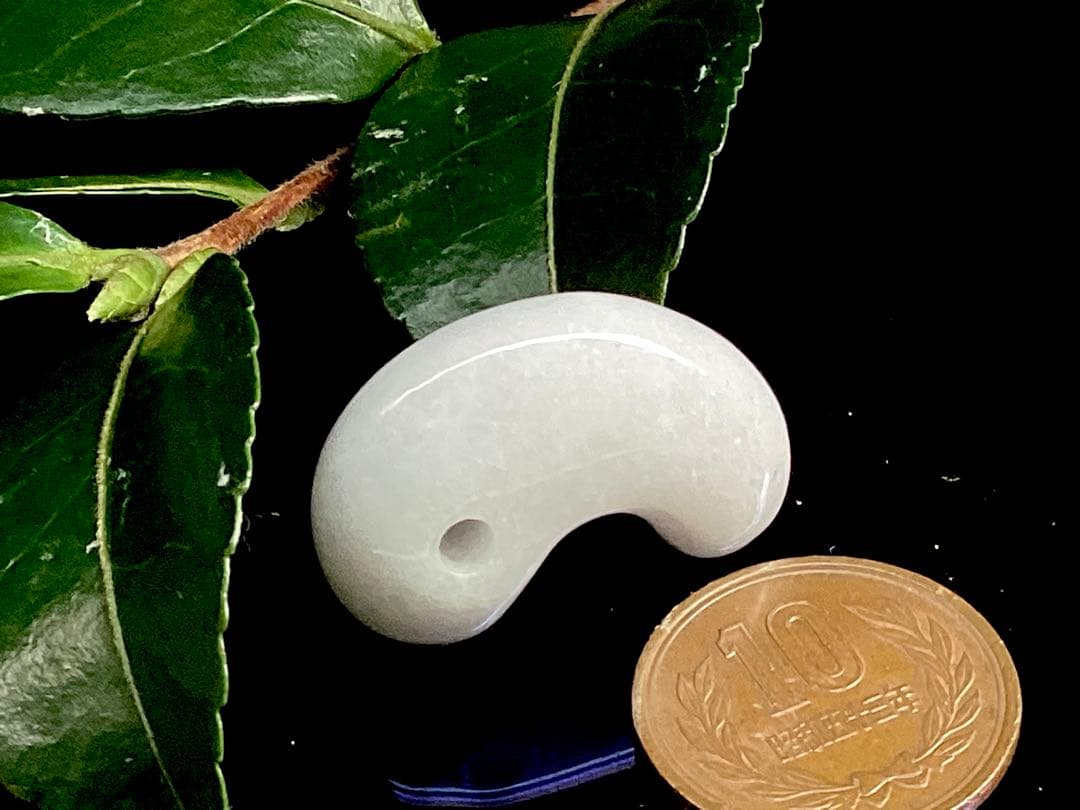 ✳白から秘めたラベンダー色へ‼️本物　糸魚川翡翠硬玉ジェダイト　お守りに　鑑別書付