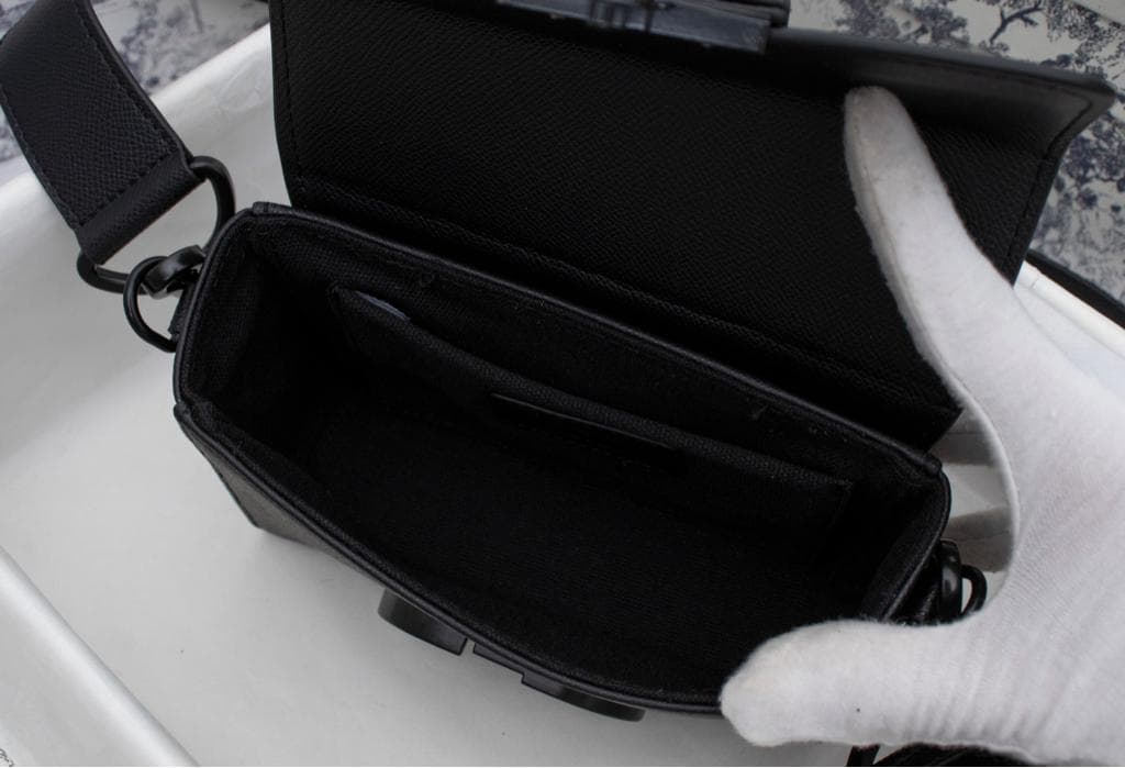 大人気！ブラック メッセンジャーバッグ