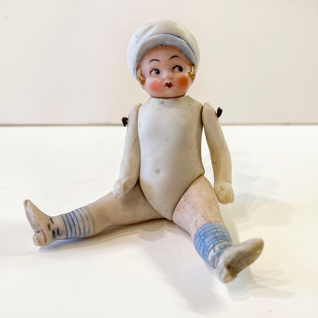 帽子の女の子のビスクドール・ドイツ1920年頃・アンティーク 縞靴下の子