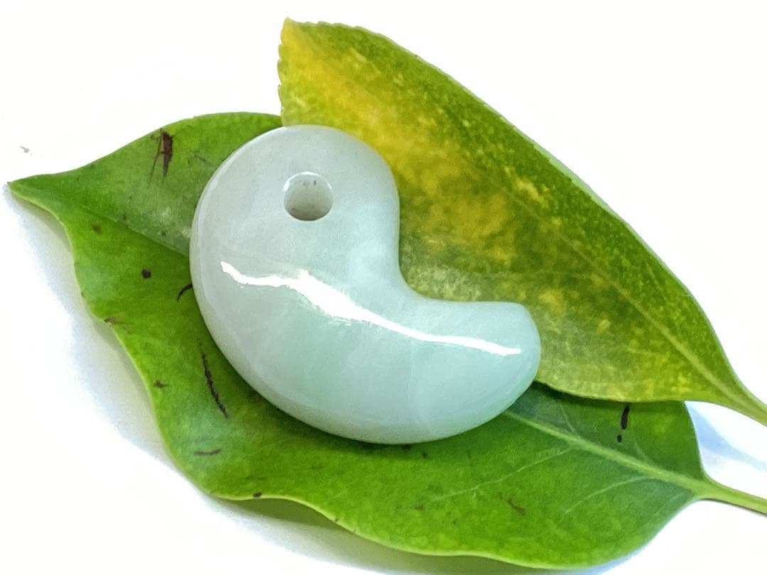 ✳premiumシリーズ幸運導く勾玉 高品質翡翠 再結晶線入り糸魚川翡翠　鑑別書