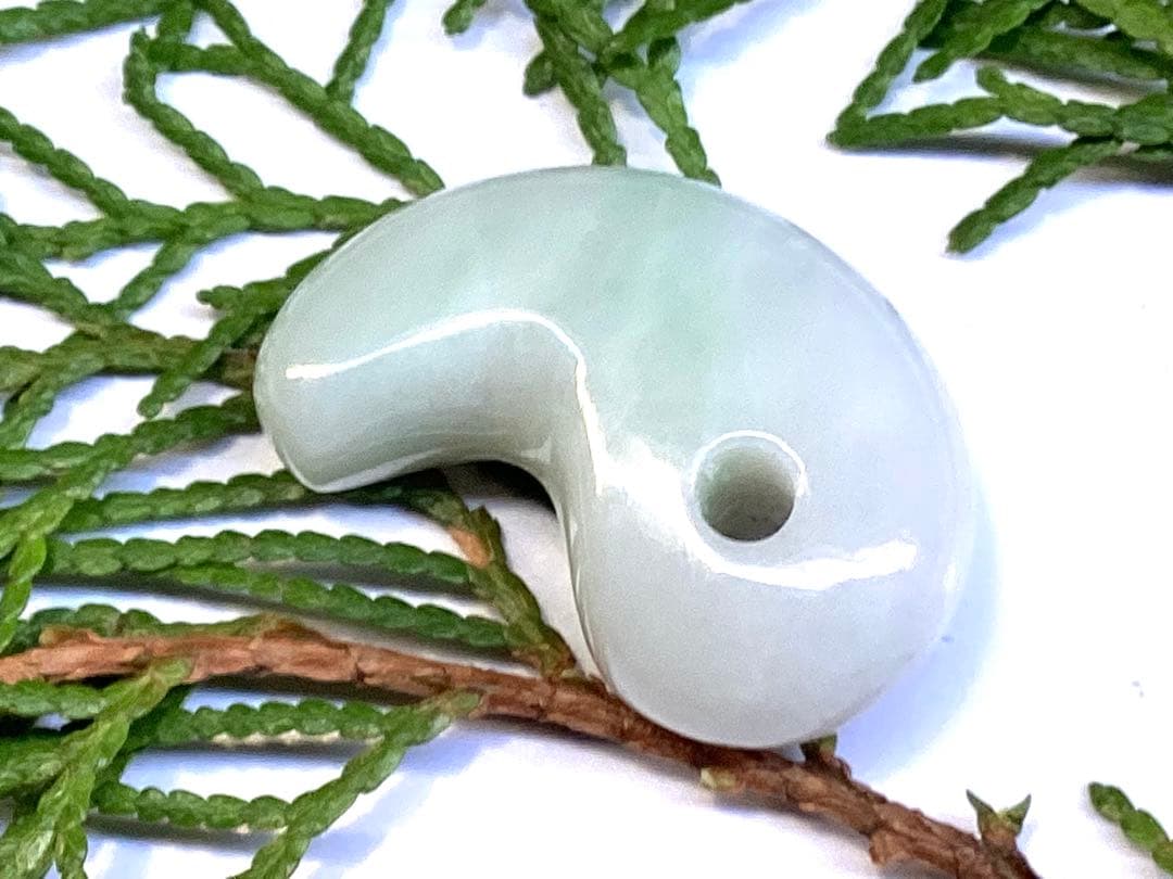 ✳premiumシリーズ幸運導く勾玉 高品質翡翠 再結晶線入り糸魚川翡翠　鑑別書